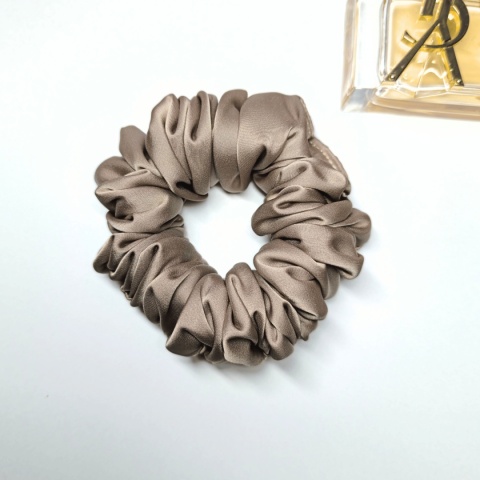 Beżowa mni z grubszą scrunchies Lisa