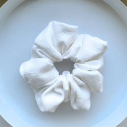 Biała mini scrunchies z lnu