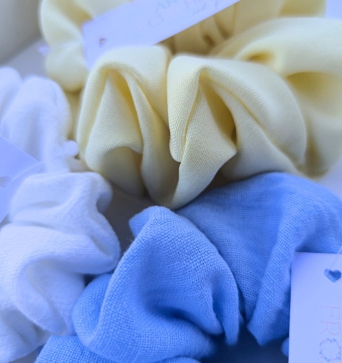 Zestaw scrunchies z lnu: biel, masełko, niebiesko Zestaw scrunchies z lnu: biel, masełko, niebiesko