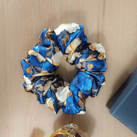Maxi Scrunchies Złote kwiaty na granatowym tle
