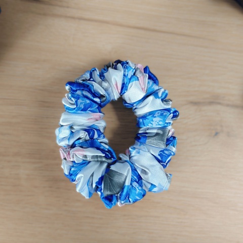 Mini scrunchies niebieskości i róże