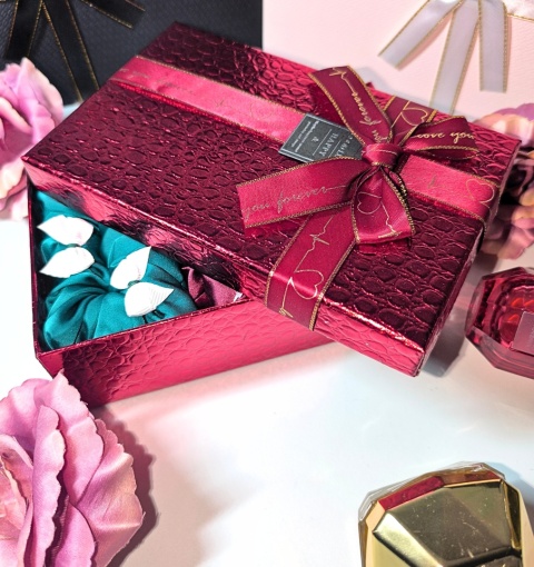 Zestaw: trzy scrunchies z wszytymi kokardkami