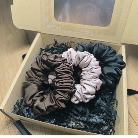 Zestaw trzech mini mini scrunchies w casualowych kolorach